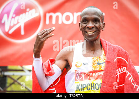 Londra, Regno Unito. Il 28 aprile 2019. Eliud Kipchoge, Ken (bib n. 1), vince gli uomini della gara. Egli è anche il precedente anno di campione. Elite Uomini e donne di gare. Il mondo della top runners ancora una volta assemblare in per partecipare alla maratona di Londra per contestare la trentanovesima gara. Credito: Imageplotter/Alamy Live News Foto Stock