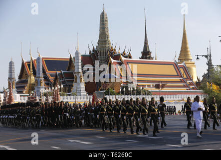 Bangkok, Tailandia. 28 apr, 2019. I soldati si sono visti in marcia durante le processioni prova davanti al royal incoronazione della Thailandia del re Maha Vajiralongkorn odindradebayavarangkun (Rama X) in Bangkok. Credito: Chaiwat Subprasom SOPA/images/ZUMA filo/Alamy Live News Foto Stock