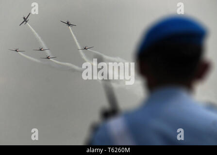 Magetan, Indonesia. 28 apr, 2019. Giove Aerobatic Team dell aeronautica militare indonesiana esegue in Giava Est della provincia città di Magetan, Indonesia, 28 aprile 2019. Credito: Aditya Hendra/Xinhua/Alamy Live News Foto Stock