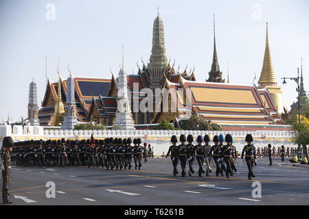 Bangkok, Tailandia. 28 apr, 2019. I soldati si sono visti in marcia durante le processioni prova davanti al royal incoronazione della Thailandia del re Maha Vajiralongkorn odindradebayavarangkun (Rama X) in Bangkok. Credito: Chaiwat Subprasom SOPA/images/ZUMA filo/Alamy Live News Foto Stock