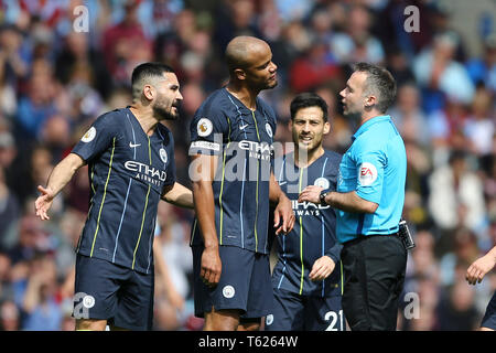 Manchester City giocatori inclusi Vincent Kompany (centro) sostengono con arbitro Paolo Tierney dopo di lui in aggiudicazione di un calcio di punizione a Burnley. . Premier League, Burnley v Manchester City a Turf Moor a Burnley, Lancashire domenica 28 aprile 2019. Questa immagine può essere utilizzata solo per scopi editoriali. Solo uso editoriale, è richiesta una licenza per uso commerciale. Nessun uso in scommesse, giochi o un singolo giocatore/club/league pubblicazioni. pic da Chris Stading/Andrew Orchard fotografia sportiva/Alamy Live news Foto Stock