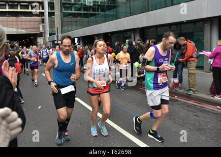 Londra, Regno Unito. Il 28 aprile 2019. Annuali di denaro VIRGIN LONDON MARATHON passa da Greenwich a terminare sul Mall. Credito: Matteo Chattle/Alamy Live News Foto Stock