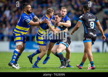 Halliwell Jones Stadium, Warrington, Regno Unito. 28 apr, 2019. Betfred Super League Rugby, Warrington lupi rispetto a Huddersfield Giants; Joe Wardle di Huddersfield Giants è affrontato Credito: Azione Sport Plus/Alamy Live News Foto Stock