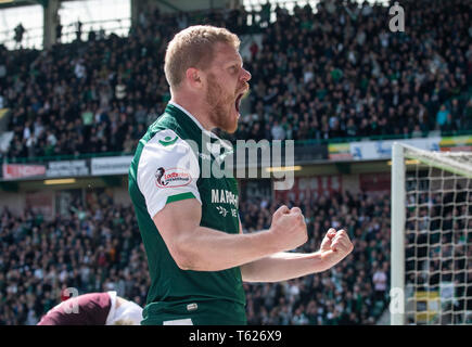 Edinburgh, Regno Unito. 28 apr, 2019. Ladbrokes Premiereship scozzese - Hibernian v Cuore di Midlothian. Easter Road Stadium, Edimburgo, Midlothian, Regno Unito. 28/04/2019. Pic mostra: Un Hibs estatica' Centrocampista sinistro, Daryl Horgan, celebra dopo cuori' capitano, Christophe Berra,devia la sua croce nella propria rete durante la seconda metà come Hibs ospitano a cuori in Easter Road Stadium, Edimburgo Credito: Ian Jacobs Credito: Ian Jacobs/Alamy Live News Foto Stock