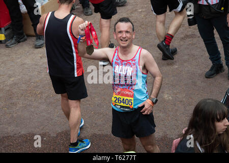 Londra, Regno Unito. 28 apr, 2019. Soldi VIRGIN LONDON MARATHON 2019 Alun Cairns il Segretario di Stato per il Galles raccoglie il suo credito medaglia: Ian Davidson/Alamy Live News Foto Stock