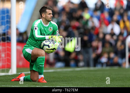 Burnley, Regno Unito. 28 apr, 2019. Burnley Portiere Thomas Heaton tiene la palla. Premier League, Burnley v Manchester City a Turf Moor a Burnley, Lancashire domenica 28 aprile 2019. Questa immagine può essere utilizzata solo per scopi editoriali. Solo uso editoriale, è richiesta una licenza per uso commerciale. Nessun uso in scommesse, giochi o un singolo giocatore/club/league pubblicazioni. pic da Chris Stading/Andrew Orchard fotografia sportiva/Alamy Live news Credito: Andrew Orchard fotografia sportiva/Alamy Live News Foto Stock