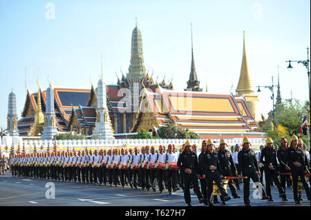 Bangkok, Tailandia. 28 apr, 2019. I soldati del Thai Royal Guard prendere parte a una prova della prossima Royal cerimonie di incoronazione a Bangkok, Thailandia, 28 aprile 2019. Cerimonie di incoronazione per Re Tailandese Maha Vajiralongkorn si terrà dal 4 maggio al 6. Credito: Rachen Sageamsak/Xinhua/Alamy Live News Foto Stock