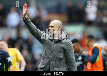 Burnley, Regno Unito. 28 apr, 2019. Manchester City manager Pep Guardiola onde per gli appassionati dopo il gioco. Premier League, Burnley v Manchester City a Turf Moor a Burnley, Lancashire domenica 28 aprile 2019. Questa immagine può essere utilizzata solo per scopi editoriali. Solo uso editoriale, è richiesta una licenza per uso commerciale. Nessun uso in scommesse, giochi o un singolo giocatore/club/league pubblicazioni. pic da Chris Stading/Andrew Orchard fotografia sportiva/Alamy Live news Credito: Andrew Orchard fotografia sportiva/Alamy Live News Foto Stock