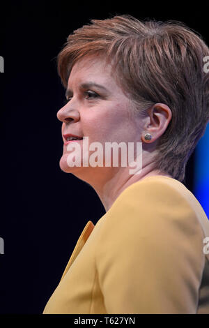 Edinburgh, Regno Unito. 28, Aprile 2019. Del primo ministro di Scozia Nicola Storione offre il suo discorso per il Partito nazionale scozzese la conferenza di primavera nel centro Conferenze Internazionale di Edimburgo. © Ken Jack / Alamy Live News Foto Stock