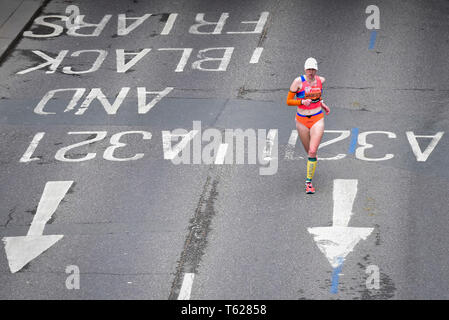 Londra, Regno Unito. Il 28 aprile 2019. Un lone runner passa da vicino miglio 23 nella Vergine denaro maratona di Londra. Credito: Stephen Chung / Alamy Live News