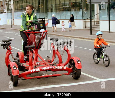 Glasgow, Scotland, Regno Unito 28THD Aprile, 2019. Viaggiare meglio Glasgow come hanno lanciato la loro sfida maggio, una virtuale intorno al mondo ciclo, in un'auto-free George Square di domenica 28 aprile. Addebitato come un evento ecologico per la salute e l'ambiente, pochi rivolta verso l'alto. Le strade vuote aveva poche persone disposte a peddle di esse e le altre organizzazioni presenti hanno avuto pochi visitatori al loro stalle. Credito traghetto Gerard/Alamy Live News Foto Stock