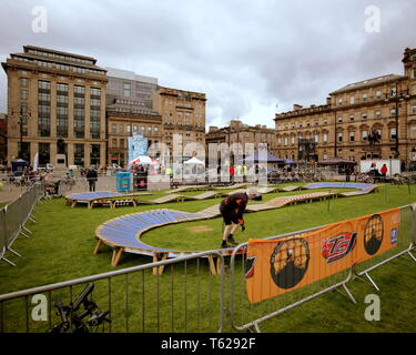 Glasgow, Scotland, Regno Unito 28THD Aprile, 2019. Viaggiare meglio Glasgow come hanno lanciato la loro sfida maggio, una virtuale intorno al mondo ciclo, in un'auto-free George Square di domenica 28 aprile. Addebitato come un evento ecologico per la salute e l'ambiente, pochi rivolta verso l'alto. Le strade vuote aveva poche persone disposte a peddle di esse e le altre organizzazioni presenti hanno avuto pochi visitatori al loro stalle. Credito traghetto Gerard/Alamy Live News Foto Stock