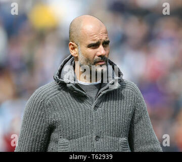 Burnley, Regno Unito. 28 apr, 2019. Manchester City manager Pep Guardiola si affaccia su . Premier League, Burnley v Manchester City a Turf Moor a Burnley, Lancashire domenica 28 aprile 2019. Questa immagine può essere utilizzata solo per scopi editoriali. Solo uso editoriale, è richiesta una licenza per uso commerciale. Nessun uso in scommesse, giochi o un singolo giocatore/club/league pubblicazioni. Credito: Andrew Orchard fotografia sportiva/Alamy Live News Foto Stock