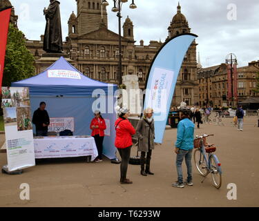 Glasgow, Scotland, Regno Unito 28THD Aprile, 2019. Viaggiare meglio Glasgow come hanno lanciato la loro sfida maggio, una virtuale intorno al mondo ciclo, in un'auto-free George Square di domenica 28 aprile. Addebitato come un evento ecologico per la salute e l'ambiente, pochi rivolta verso l'alto. Le strade vuote aveva poche persone disposte a peddle di esse e le altre organizzazioni presenti hanno avuto pochi visitatori al loro stalle. Credito traghetto Gerard/Alamy Live News Foto Stock