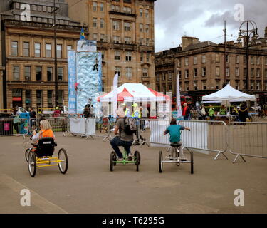 Glasgow, Scotland, Regno Unito 28THD Aprile, 2019. Viaggiare meglio Glasgow come hanno lanciato la loro sfida maggio, una virtuale intorno al mondo ciclo, in un'auto-free George Square di domenica 28 aprile. Addebitato come un evento ecologico per la salute e l'ambiente, pochi rivolta verso l'alto. Le strade vuote aveva poche persone disposte a peddle di esse e le altre organizzazioni presenti hanno avuto pochi visitatori al loro stalle. Credito traghetto Gerard/Alamy Live News Foto Stock