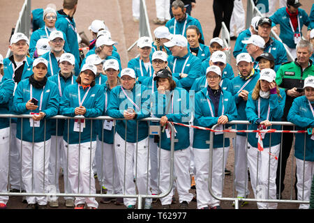 Londra, UK, 28 aprile 2019, Steward per la 39th London Marathon Credito: Keith Larby/Alamy Live News Foto Stock