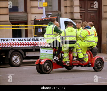 Glasgow, Scotland, Regno Unito 28THD Aprile, 2019. Viaggiare meglio Glasgow come hanno lanciato la loro sfida maggio, una virtuale intorno al mondo ciclo, in un'auto-free George Square di domenica 28 aprile. Addebitato come un evento ecologico per la salute e l'ambiente, pochi rivolta verso l'alto. Le strade vuote aveva poche persone disposte a peddle di esse e le altre organizzazioni presenti hanno avuto pochi visitatori al loro stalle. Credito traghetto Gerard/Alamy Live News Foto Stock