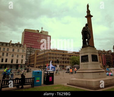 Glasgow, Scotland, Regno Unito 28THD Aprile, 2019. Viaggiare meglio Glasgow come hanno lanciato la loro sfida maggio, una virtuale intorno al mondo ciclo, in un'auto-free George Square di domenica 28 aprile. Addebitato come un evento ecologico per la salute e l'ambiente, pochi rivolta verso l'alto. Le strade vuote aveva poche persone disposte a peddle di esse e le altre organizzazioni presenti hanno avuto pochi visitatori al loro stalle. Credito traghetto Gerard/Alamy Live News Foto Stock