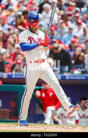 Philadelphia, Pennsylvania, USA. 28 apr, 2019. Philadelphia Phillies' Bryce Harper (3) reagisce mentre a bat durante la MLB gioco tra il Miami Marlins e Philadelphia Phillies al Citizens Bank Park di Philadelphia, Pennsylvania. Christopher Szagola/CSM/Alamy Live News Foto Stock