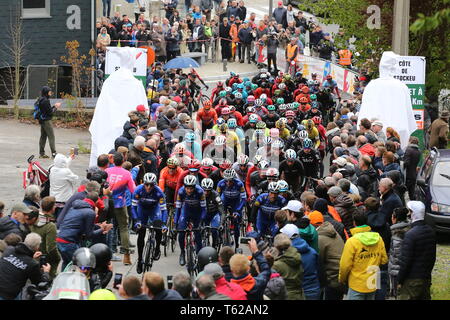 Luik, 27-04-2019, ciclismo, Luik Bastenaken Luik, heren, uomini, het peloton in de regen op een van de vele beklimmingen tijdens Luik-Bastenaken-Luik Foto Stock