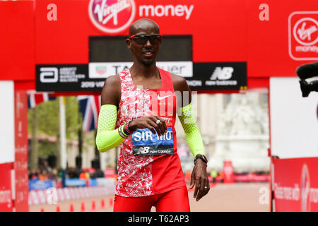 Londra, Regno Unito. Il 28 aprile 2019. British Mo Farah finito quinto nel 2019 Vergine denaro maratona di Londra. Oltre 40.000 persone prendere parte nel 2019 Vergine denaro maratona di Londra. Credito: Dinendra Haria/Alamy Live News Foto Stock