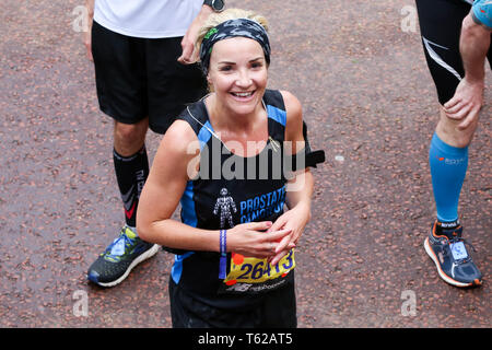 Londra, Regno Unito. Il 28 aprile 2019. Helen Skelton alla fine del 2019 la maratona di Londra. Oltre 40.000 persone prendere parte nel 2019 Vergine denaro maratona di Londra. Credito: Dinendra Haria/Alamy Live News Foto Stock