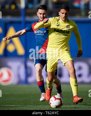 Villarreal, Spagna. 28 apr, 2019. Calcio: Liga Santander 2018/19 : Pablo Fornals (R) del Villarreal compete per la sfera con Moi Gomez di Huesca durante la Primera Division spagnolo "Liga Santander (Espanola)' Match tra Villarreal CF vs SD Huesca a Estadio de la Ceramica in Vila Real, Spagna, 28 aprile 2019. Credito: Pablo Morano/ AFLO/Alamy Live News Credito: Aflo Co. Ltd./Alamy Live News Foto Stock