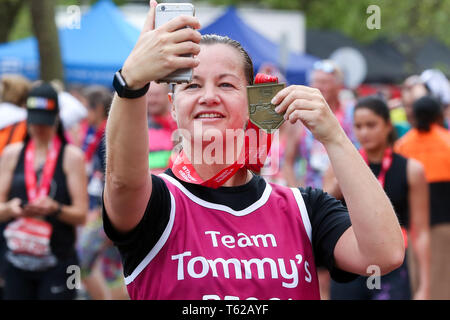 Londra, Regno Unito. Il 28 aprile 2019. Oltre 40.000 persone prendere parte nel 2019 Vergine denaro maratona di Londra. Credito: Dinendra Haria/Alamy Live News Foto Stock
