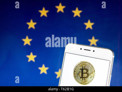 Hong Kong. Xxi Aprile, 2019. In questa foto illustrazione cryptocurrency il contante elettronico Bitcoin logo è visibile su un androide dispositivo mobile con l'Unione europea (UE) bandiera in background. Credito: Budrul Chukrut SOPA/images/ZUMA filo/Alamy Live News Foto Stock