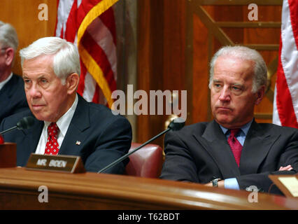 Washington, Stati Uniti d'America. 07 apr 2004. Stati Uniti il senatore Richard Lugar (repubblicano di Indiana), sinistra, presidente, e gli Stati Uniti il senatore Joseph Biden (Democratico del Delaware), classifica gli stati, a destra per ascoltare la testimonianza di un'audizione del senato degli Stati Uniti relazioni straniere commissione per la revisione delle Nazioni Unite programma petrolio in cambio di cibo a Washington il 7 Aprile 2004.Credit: Ron Sachs/CNP. | Utilizzo di credito in tutto il mondo: dpa/Alamy Live News Foto Stock