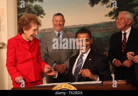 Washington, DC - Giugno 2, 2009 -- Il Presidente degli Stati Uniti Barack Obama dà ex first lady Nancy Reagan un cerimoniale di penna a firma del Ronald Reagan Centennial atto della Commissione la Carriera Diplomatica Sala di accoglienza della Casa Bianca nella giornata di martedì 2 giugno 2009 . Sullo sfondo a sinistra è il U.S. Rappresentante Dana Rohrabacher (Repubblicano della California) e U.S. Il senatore Richard Lugar (repubblicano di Indiana). Credito: Dennis Brack/Piscina via CNP | Utilizzo di tutto il mondo Foto Stock