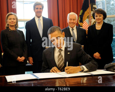 Washington, Stati Uniti d'America. 02Feb, 2011. Il Presidente degli Stati Uniti Barack Obama firma il nuovo Trattato START durante una cerimonia nell'Ufficio Ovale della Casa Bianca con, da sinistra, U.S. Il segretario di Stato Hillary Rodham Clinton, U.S. Il senatore John Kerry (democratico del Massachusetts), STATI UNITI Il senatore Richard Lugar (repubblicano di Indiana), U.S. Il senatore Dianne Feinstein (Democratico della California). Credito: Leslie E. Kossoff/Piscina via CNP | Utilizzo di credito in tutto il mondo: dpa/Alamy Live News Foto Stock