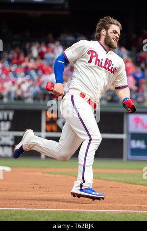 Philadelphia, Pennsylvania, USA. 28 apr, 2019. Philadelphia Phillies' Bryce Harper (3) in azione durante la partita MLB tra il Miami Marlins e Philadelphia Phillies al Citizens Bank Park di Philadelphia, Pennsylvania. Christopher Szagola/CSM/Alamy Live News Foto Stock