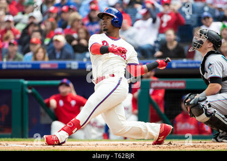 Philadelphia, Pennsylvania, USA. 28 apr, 2019. Philadelphia Phillies' Jean Segura (2) in azione durante la partita MLB tra il Miami Marlins e Philadelphia Phillies al Citizens Bank Park di Philadelphia, Pennsylvania. Christopher Szagola/CSM/Alamy Live News Foto Stock