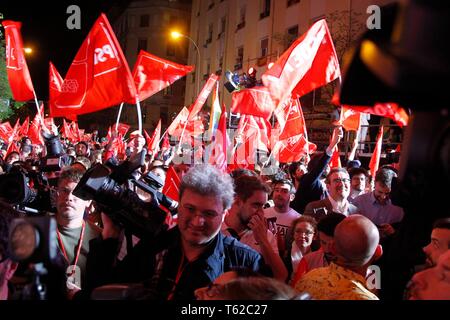 Madrid, Spagna. 28 apr, 2019. Vista esterna del PSOE sede durante la notte elettorale del Partido Socialista Obrero Españoll ( PSOE ) per la spagna elezioni generali in Madrid domenica , 28 aprile 2019. Cordon Premere Credito: CORDON PREMERE/Alamy Live News Foto Stock