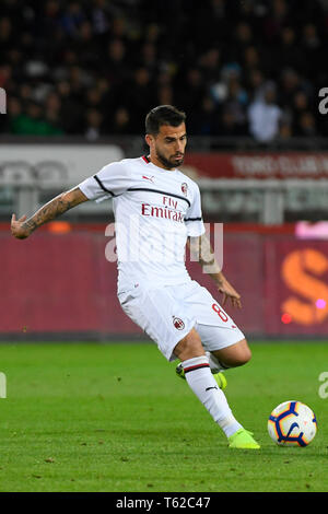 Torino, Italia. 28 apr, 2019. Il 28 aprile 2019, Stadio Olimpico di Torino, Torino, Italia; di calcio della Serie A, Torino contro il Milan; Daniele Baselli gioca la palla nella scatola per il credito di Milano: Azione Plus immagini di sport/Alamy Live News Foto Stock