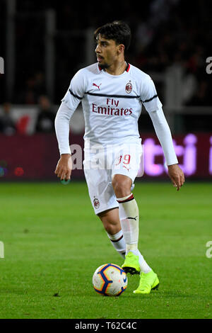 Torino, Italia. 28 apr, 2019. Il 28 aprile 2019, Stadio Olimpico di Torino, Torino, Italia; di calcio della Serie A, Torino contro il Milan; Lucas Paqueta di Milano cerca un'uscita sulla sfera Credit: Azione Plus immagini di sport/Alamy Live News Foto Stock