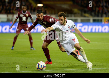 Torino, Italia. 28 apr, 2019. Il 28 aprile 2019, Stadio Olimpico di Torino, Torino, Italia; di calcio della Serie A, Torino contro il Milan; Hakan Calhanoglu di Milano si rivolge a croce nella casella credito: Azione Plus immagini di sport/Alamy Live News Foto Stock