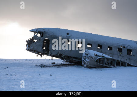 VIK, Islanda - 15 febbraio 2019: il relitto del si è schiantato DC 3 piano, coperto di neve in una giornata invernale a febbraio 15, 2019 in Vik, Islanda Foto Stock