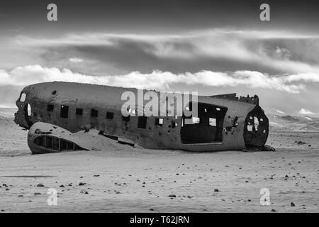 VIK, Islanda - 15 febbraio 2019: il relitto del si è schiantato DC 3 piano, coperto di neve in una giornata invernale a febbraio 15, 2019 in Vik, Islanda Foto Stock