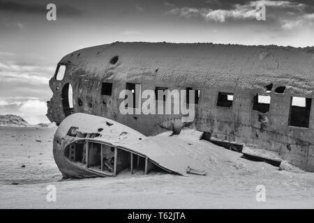 VIK, Islanda - 15 febbraio 2019: il relitto del si è schiantato DC 3 piano, coperto di neve in una giornata invernale a febbraio 15, 2019 in Vik, Islanda Foto Stock