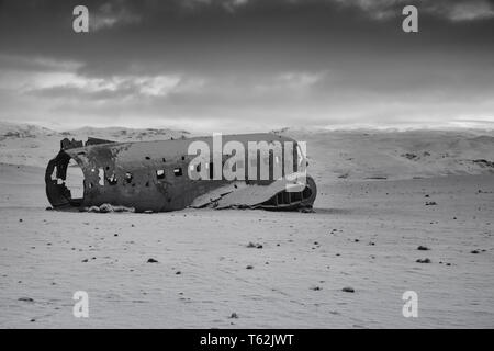 VIK, Islanda - 15 febbraio 2019: il relitto del si è schiantato DC 3 piano, coperto di neve in una giornata invernale a febbraio 15, 2019 in Vik, Islanda Foto Stock