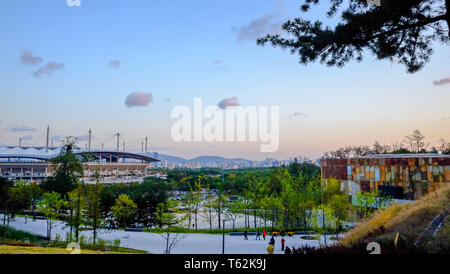 Bellissima vista della città con un tramonto. Foto Stock