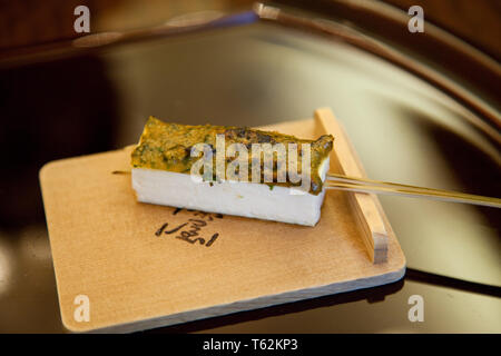 Il tofu Dengaku - grigliate spiedini di tofu con una pasta di miso Foto Stock