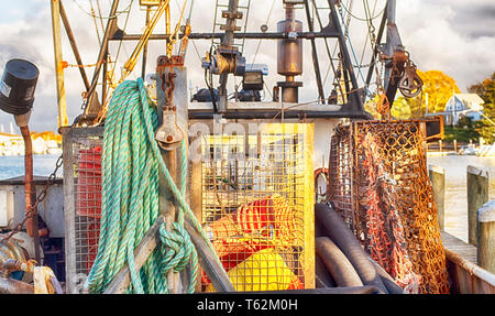 La pesca di aragoste e trappole e manovre sul retro di una barca da pesca ormeggiata nel porto interno sulla baia di Lewis in Hyannis Massachusetts contro una sto Foto Stock