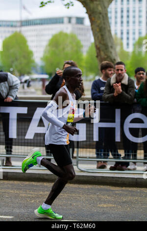 Londra, Regno Unito. Il 28 aprile 2019. Eliud Kipchoge, il 2019 Londra campione di maratona e a registrare il quarto tempo del vincitore sul Victoria imbarco durante la Domenica Foto Stock