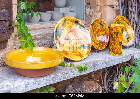 ROUSSILLON, Francia / Agosto 17, 2016 : colorato localmente-realizzata in ceramica sul display al di fuori di un negozio in Roussillon, classificato come uno dei più bei vill Foto Stock