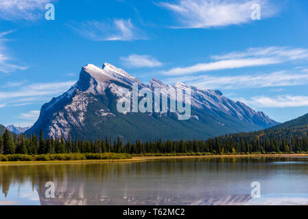 Il Parco Nazionale di Banff, Alberta, Canada / Settembre 14, 2016: Mount Rundle riflessa nelle acque cristalline del Lago di Vermillion nel Parco Nazionale di Banff, Al Foto Stock