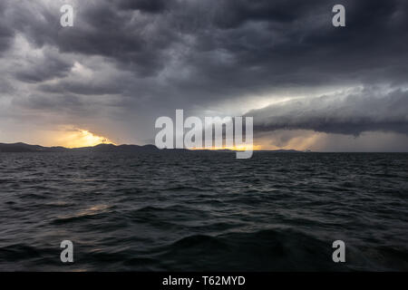 Tempesta, colpo cumulonimbus. Temporale. Nuvole spettacolari nel cielo. Mare Adriatico. Croazia. Europa. Foto Stock