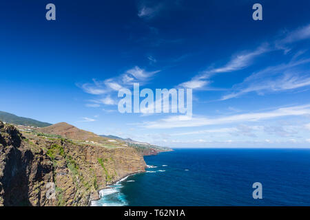 Vista lungo la costa vicino a Playa de Nogales in La Palma, Spagna. Angolo di alta vista da un punto di osservazione sulla scogliera. Foto Stock